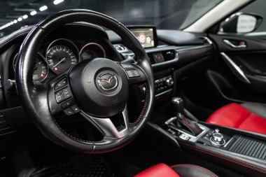 Novosibirsk, Rusya 18 Eylül 2019: Mazda 6, gösterge paneli, hız göstergesi, taksimetre ve direksiyona yakın çekim. - Evet. modern araba iç mimarisi