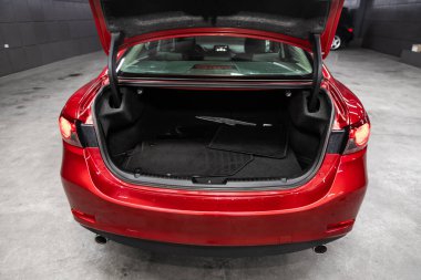 Novosibirsk, Rusya, 18 Eylül 2019: Mazda 6, açık bagajın yakın çekimi, far, tampon, ön görüş. Modern bir arabanın dışı. 