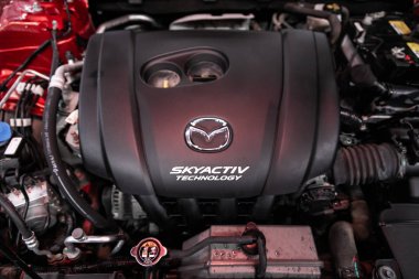 Novosibirsk, Rusya 18 Eylül 2019 Mazda 6, araba motorunun ön görüntüsünü kapatın. İçten yanmalı motor, araba parçaları, ayrıştırma