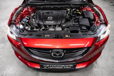 Novosibirsk, Rusya 18 Eylül 2019 Mazda 6, araba motorunun ön görüntüsünü kapatın. İçten yanmalı motor, araba parçaları, ayrıştırma