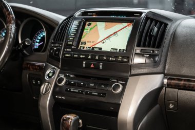 Novosibirsk, Rusya 18 Eylül 2019: Toyota Land Cruizer 200, torpido gözüne yakın çekim, havalandırma, klima, oyuncu. modern araba iç mimarisi