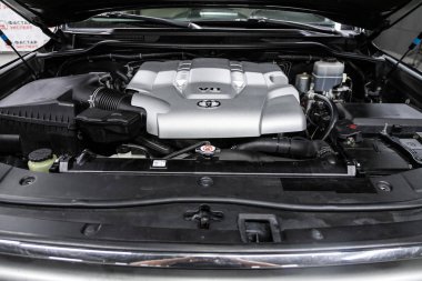 Novosibirsk, Rusya 18 Eylül 2019: Toyota Land Cruizer 200, araba motorunun ön görüntüsünü kapatın. İçten yanmalı motor, araba parçaları, ayrıştırma