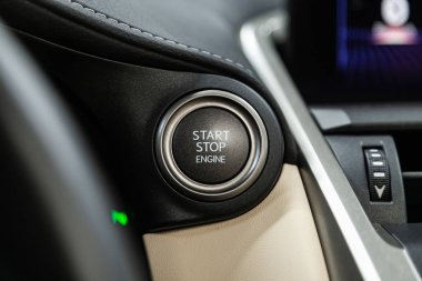 Novosibirsk, Rusya 18 Eylül 2019: Lexus Nx300, Otomobil motoru stop düğmesine bas uzaktan ateşleme başlatıcısı. Araç gösterge paneli: siyah motor çalıştırma düğmesi, arabanın iç ayrıntıları. 