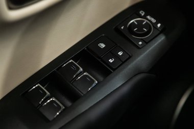 Novosibirsk, Rusya 18 Eylül 2019: Lexus Nx300, yeni modern bir arabanın kapı kontrol panelini kapatın. Pencere kontrol paneli, kapı kilidi düğmesi ve ayna kontrollü kol dinlenmesi. 