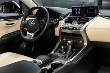 Novosibirsk, Rusya 18 Eylül 2019: Lexus Nx300, gösterge paneli, oyuncu, direksiyon, gaz kolu, düğmeler, koltuklar. modern araba iç tasarımı: parçalar, düğmeler, düğmeler 