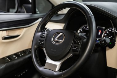 Novosibirsk, Rusya 18 Eylül 2019: Lexus Nx300, gösterge paneline yakın çekim, hız göstergesi, taksimetre ve direksiyon. - Evet. modern araba iç mimarisi