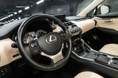 Novosibirsk, Rusya 18 Eylül 2019: Lexus Nx300, gösterge paneline yakın çekim, hız göstergesi, taksimetre ve direksiyon. - Evet. modern araba iç mimarisi