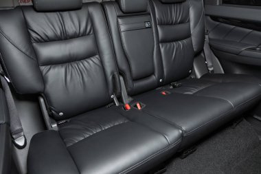 Novosibirsk, Rusya 18 Eylül 2019: Mitsubishi Pajero Sport, Deri iç tasarım, araç yolcuları ve emniyet kemerli sürücü koltukları. 