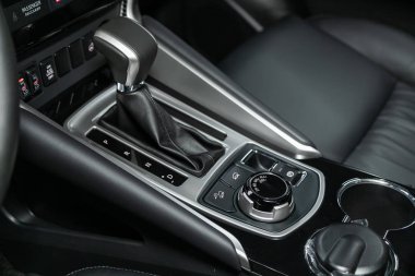 Novosibirsk, Rusya 18 Eylül 2019: Mitsubishi Pajero Spor, Vites Vardiyası. Arabanın otomatik vites kutusu, arabanın içi.
