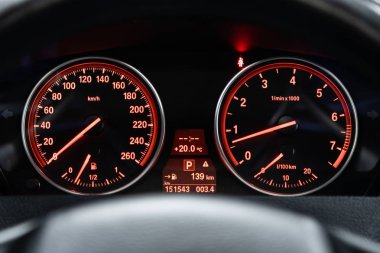 Novosibirsk, Rusya 18 Eylül 2019: Bmw X5, Kilometre, hız göstergesi, takometre, yakıt seviyesi