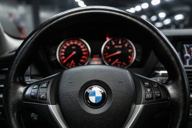 Novosibirsk, Rusya 18 Eylül 2019: Bmw X5, gösterge paneli, hız göstergesi, taksimetre ve direksiyona yakın çekim. - Evet. modern araba iç mimarisi