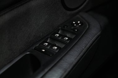 Novosibirsk, Rusya 18 Eylül 2019: Bmw 5, yeni modern bir arabanın kapı kontrol panelini kapatın. Pencere kontrol paneli, kapı kilidi düğmesi ve ayna kontrollü kol dinlenmesi. 
