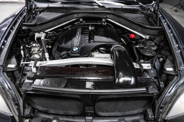 Novosibirsk, Rusya 18 Eylül 2019: Bmw X5, araba motorunun ön görüntüsünü kapatın. İçten yanmalı motor, araba parçaları, ayrıştırma
