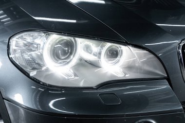 Novosibirsk, Rusya 18 Eylül 2019: Bmw X5, modern araba ksenon lamba, tampon, tekerlek manzarası. Modern bir arabanın dışı.