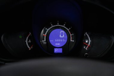 Novosibirsk, Rusya 29 Ekim 2019: Lifan X60, beyaz arka ışıklandırmalı araç paneli: kilometre sayacı, hız göstergesi, takometre, yakıt seviyesi, su sıcaklığı ve daha fazlası