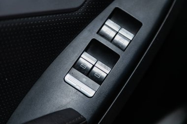 Novosibirsk, Rusya, 29 Ekim 2019: Lifan X60, yeni modern bir arabanın kapı kontrol panelini kapatın. Pencere kontrol paneli, kapı kilidi düğmesi ve ayna kontrollü kol dinlenmesi. 