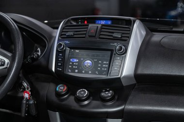 Novosibirsk, Rusya 29 Ekim 2019: Lifan X60, siyah plastik panele yakın çekim, multimedya paneli, havalandırma, klima, oyuncu 