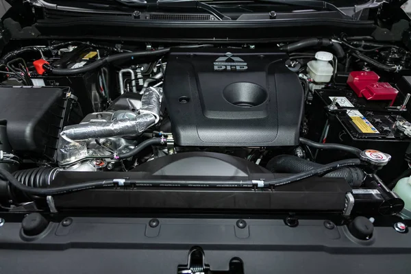 2019年9月18日 俄罗斯Novosibirsk Mitsubishi Pajero Sport Close Detail Car Engine Front — 图库照片