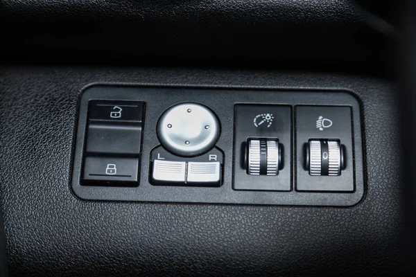 Novosibirsk ロシア2019年10月29日 Lifan X60 ヘッドライトとサイドミラースイッチコントロールボタンのクローズアップ 自動調整レベルダッシュボード 現代の車の内装 パーツ ボタン — ストック写真