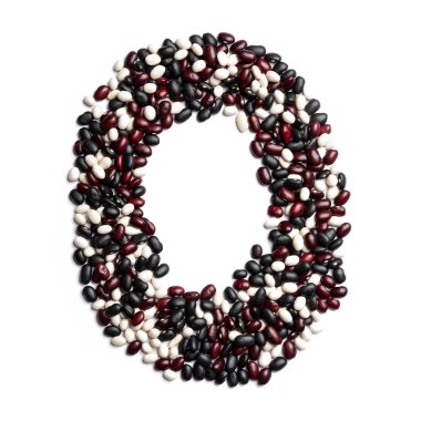 Beyaz izole bir zemin üzerinde renkli fasulyelerden 