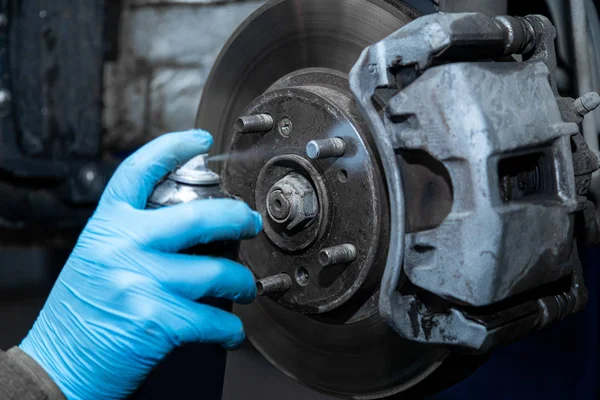 Werkstattmitarbeiter Schutzhandschuhen Schmieren Radbolzen Reparieren Bremsen Arbeit Der Reifenwerkstatt — Stockfoto