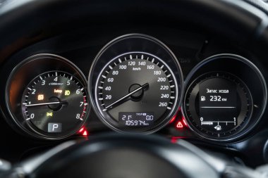 Novosibirsk, Rusya 18 Eylül 2019: Mazda Cx-5, Kilometre, kilometre sayacı, hız göstergesi, takometre, yakıt seviyesi