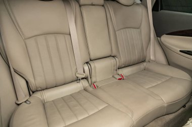 Novosibirsk, Rusya 18 Eylül 2019: Infiniti Ex, emniyet kemeri takılı bej renkli deri arka koltuklara yakın çekim. modern araba iç mimarisi