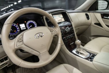 Novosibirsk, Rusya 18 Eylül 2019: Infiniti Ex, lüks otomobil İçişleri - direksiyon, vites kolu, multimedya sistemi, sürücü koltukları ve gösterge paneli 