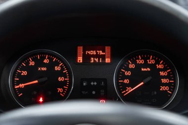 Novosibirsk, Rusya 29 Ekim 2019: Yeni Renault Logan, beyaz arka fonda gösterge paneli: kilometre sayacı, hız göstergesi, takometre, yakıt seviyesi, su sıcaklığı ve daha fazlası