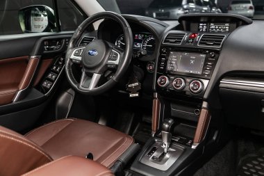 Novosibirsk, Rusya 18 Eylül 2019: Subaru Forester, lüks araba İçişleri - direksiyon, vites kolu, multimedya sistemi, sürücü koltukları ve gösterge paneli 