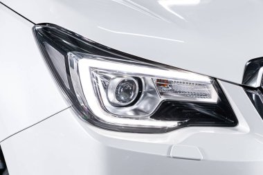 Novosibirsk, Rusya 18 Eylül 2019: Subaru Forester, dış görev. Modern arabanın ön farlarından birinin detaylarını kapat.. 