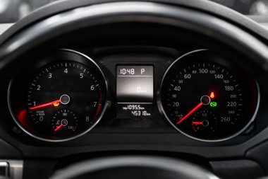 Novosibirsk, Rusya 18 Eylül 2019: Wolkswagen Jetta, Kilometre, kilometre sayacı, hız göstergesi, takometre, yakıt seviyesi