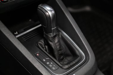 Novosibirsk, Rusya 18 Eylül 2019: Wolkswagen Jetta, Vites Vardiyası. Arabanın otomatik vites kutusu, arabanın içi.