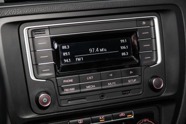 Novosibirsk, Rusya 18 Eylül 2019: Wolkswagen Jetta, modern siyah araba iç mimarisi: radyo, ses sistemi ve kontrol düğmesi 