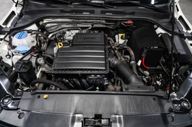 Novosibirsk, Rusya 18 Eylül 2019: Wolkswagen Jetta, araba motorunun ön görüntüsünü kapatın. İçten yanmalı motor, araba parçaları, ayrıştırma