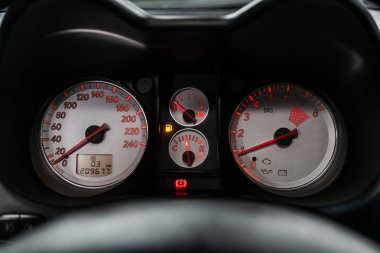 Novosibirsk, Rusya 18 Eylül 2019: Mitsubishi Outlander, Kilometre, hız göstergesi, takometre, yakıt seviyesi