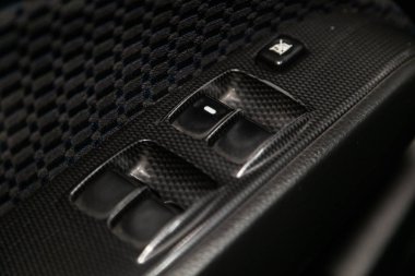 Novosibirsk, Rusya 18 Eylül 2019: Mitsubishi Outlander, yeni modern bir arabanın kapı kontrol panelini kapatın. Pencere kontrol paneli, kapı kilidi düğmesi ve ayna kontrollü kol dinlenmesi. 