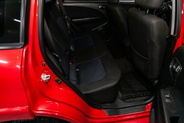 Novosibirsk, Rusya 18 Eylül 2019: Mitsubishi Outlander, emniyet kemeri takılı siyah arka koltuklara yakın çekim. modern araba iç mimarisi