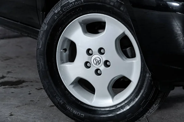 Novosibirsk 2019 Toyota Kluger Close Car Wheel Aluminum Alloy Wheel — 스톡 사진