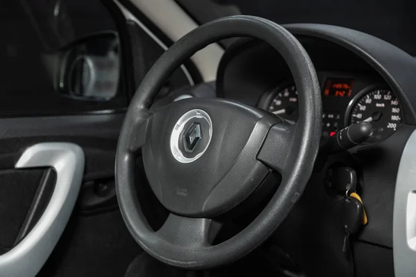 2019年10月29日 新雷诺 Renault Logan 仪表盘 速度计 速度计和方向盘的特写 现代汽车内部 — 图库照片