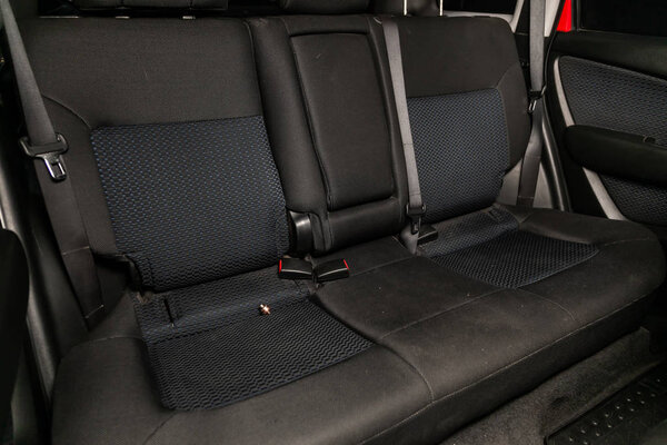 Новосибирск, Россия 18 сентября 2019 года: Mitsubishi Outlander, крупный план черных задних сидений с ремнями безопасности. современный интерьер автомобиля
