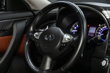 Novosibirsk, Rusya 10 Ekim 2019: Infiniti Qx70, Araç İçi - Gösterge paneli, oyuncu, direksiyon, hız göstergesi 