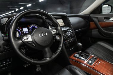 Novosibirsk, Rusya 10 Ekim 2019: Infiniti Qx70, lüks otomobil İçişleri - direksiyon, vites kolu, multimedya sistemi, sürücü koltukları ve gösterge paneli