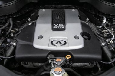 Novosibirsk, Rusya 10 Ekim 2019: Infiniti Qx70, temiz bir motor bloğunun kapatılması, İçten yanmalı motor
