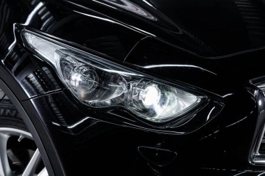 Novosibirsk, Rusya 10 Ekim 2019: Infiniti Qx70, beyaz araba farları. Dış görev ayrıntıları. Modern arabanın ön farlarından birinin detaylarını kapat. 