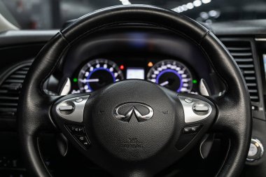 Novosibirsk, Rusya 10 Ekim 2019: Infiniti Qx70, Araç İçi - Gösterge paneli, oyuncu, direksiyon, hız göstergesi 