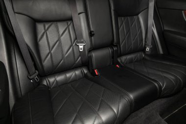 Novosibirsk, Rusya 10 Ekim 2019: Infiniti Qx70, Deri siyah iç dizayn, araç yolcusu ve koltuk kemerli sürücü koltukları. 