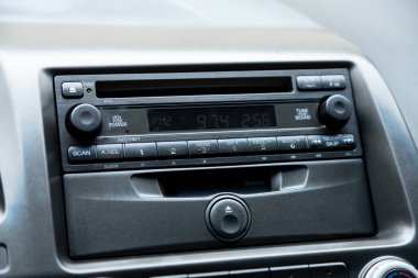 Novosibirsk, Rusya 10 Ekim 2019: Honda Civic, ses stereo sistemi, kontrol paneli ve cd modern bir araba