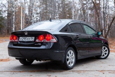Novosibirsk, Rusya 10 Ekim 2019: Honda Civic, arka görüş. Novosibirsk caddesinde Japonya 'da yapılmış modern bir sedan. 