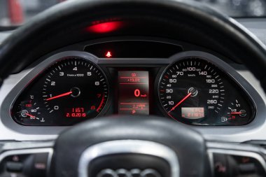 Novosibirsk, Rusya 10 Ekim 2019: Audi A6, beyaz arka ışıklandırmalı araç paneli: kilometre sayacı, hız göstergesi, takometre, yakıt seviyesi, su sıcaklığı ve daha fazlası